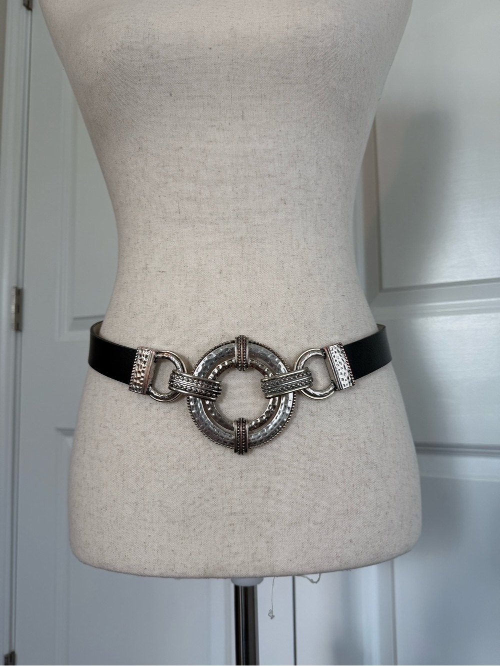 Chico’s Genuine Leather Round Statement Belt Black Silver Sz Small/Medium